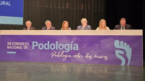 A la derecha, el presidente de Hefame, Enrique Ayuso, en la mesa inaugural del 53 Congreso Nacional de Podolog&iacute;a, que se celebra en El Batel.