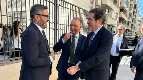 Imagen de Miguel L&oacute;pez y Antonio Garamendi en la jornada 'Conversa Vega Baja. El valor del agua en la econom&iacute;a local'.