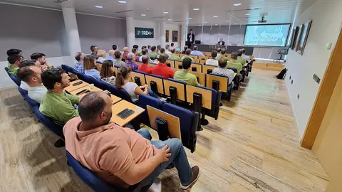 Imagen durante uno de los encuentros de i-DE en la Regi&oacute;n.