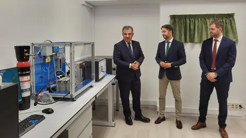 El consejero de Medio Ambiente, Juan Mar&iacute;a V&aacute;zquez, inaugura, junto al decano del Colegio Oficial de Ingenieros T&eacute;cnicos Industriales de la Regi&oacute;n de Murcia, Miguel &Aacute;ngel Sola, el laboratorio y el aula de formaci&oacute;n de hidr&oacute;geno verde del COITIRM.