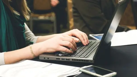 Las alumnas de estas acciones formativas aprender&aacute;n a manejar herramientas digitales b&aacute;sicas y avanzadas.