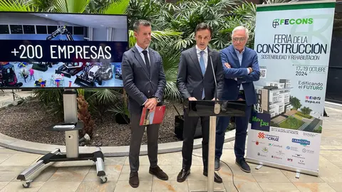 El director de IFEPA, Antonio Miras; el consejero de Fomento e Infraestructuras, Jorge Garc&iacute;a Montoro; y el alcalde de Torre Pacheco, Pedro &Aacute;ngel Roca, durante la presentaci&oacute;n del certamen FECONS-Feria de la Construcci&oacute;n, Sostenibilidad y Rehabilitaci&oacute;n.