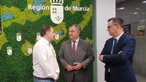 El consejero, Juan Mar&iacute;a V&aacute;zquez, junto al director de la C&aacute;tedra de Pol&iacute;ticas P&uacute;blicas de la Regi&oacute;n de Murcia, Ismael Crespo, y el director de la Fundaci&oacute;n S&eacute;neca, Antonio Gonz&aacute;lez.
