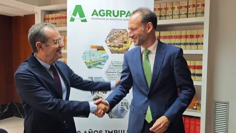 Jos&eacute; Garc&iacute;a G&oacute;mez (Agrupal) y Miguel &Aacute;ngel Cerd&aacute;n (Iberdrola) tras la firma (de izquierda a derecha) .