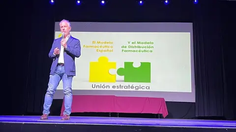 El consejero de Hefame y secretario de su Fundaci&oacute;n, Carlos Fern&aacute;ndez, durante su intervenci&oacute;n en el XX Congreso de Estudiantes de Farmacia de Alicante (CEFA).