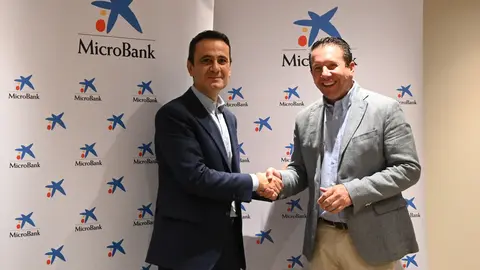 El director Regi&oacute;n de Murcia CaixaBank, Juan Jes&uacute;s Lozano, y el alcalde de Mula, Juan Jes&uacute;s Moreno, tras firmar el convenio de colaboraci&oacute;n.
