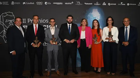 Imagen de familia con los ganadores de los premios.