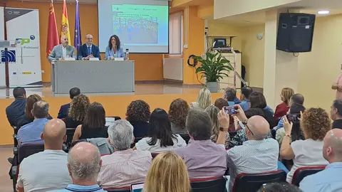 El consejero de Educaci&oacute;n y Formaci&oacute;n Profesional, V&iacute;ctor Mar&iacute;n, presenta la gu&iacute;a para tutores de empresas que reciben a alumnos en pr&aacute;cticas de FP, junto al director del Centro de Instituciones CaixaBank Dualiza, Antoni Ruiz, y la directora del IES La Flota, Antonia L&oacute;pez.