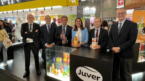 La consejera de Agricultura, Sara Rubira, con responsables de las empresas que participan en la edici&oacute;n 2024 de la feria SIAL de Par&iacute;s.