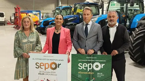 La consejera Sara Rubira junto al alcalde de Lorca, Fulgencio Gil, en la presentaci&oacute;n de la 57 edici&oacute;n de la feria Sepor.