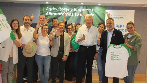 Imagen de familia tras la firma del convenio de colaboraci&oacute;n entre Proexport y la Asociaci&oacute;n Espa&ntilde;ola Contra el C&aacute;ncer en la Regi&oacute;n de Murcia.
