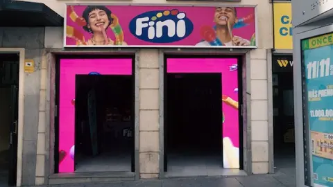 Imagen de la fachada de la tienda pop-up de Fini Golosinas en Madrid.