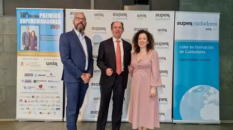 Daniel Castillo, director de Enfermer&iacute;a de Grupo Ribera Regi&oacute;n de Murcia y Cristina Serra, directora de enfermer&iacute;a de Hospital Ribera Povisa, tras recoger el premio Supercuidadores.