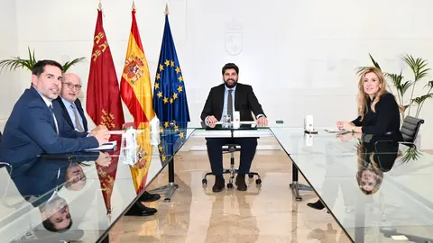 Un momento de la reuni&oacute;n entre el presidente de la Regi&oacute;n de Murcia, Fernando L&oacute;pez Miras, y el presidente de Repsol, Antonio Brufau.