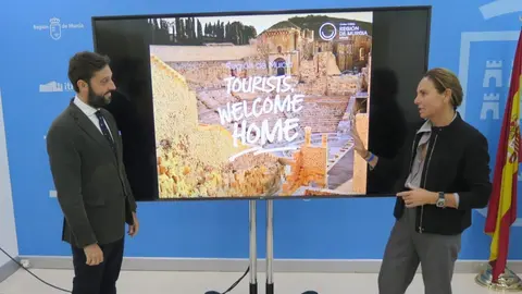 El director del Instituto de Turismo, Juan Francisco Mart&iacute;nez, ante el v&iacute;deo de la nueva campa&ntilde;a de promoci&oacute;n internacional que se estrenar&aacute; en Londres.