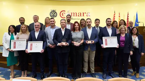 Imagen de familia de los ganadores de la I Edici&oacute;n de los Premios Empresa SFS de la Regi&oacute;n junto al jurado.