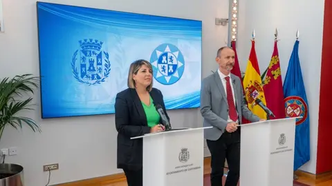 Imagen de la alcaldesa de Cartagena, Noelia Arroyo, tomando declaraciones junto a Mathieu Kessler, rector de la UPCT.