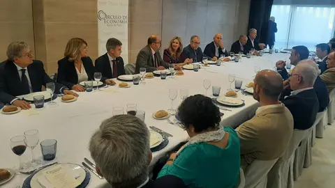 Un momento de la reuni&oacute;n de trabajo entre el C&iacute;rculo de Econom&iacute;a y la consejera de Empresa, Marisa L&oacute;pez.