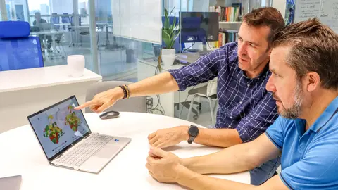Los investigadores de la Universidad Cat&oacute;lica, Horacio P&eacute;rez y Juan Jos&eacute; Hern&aacute;ndez, en las instalaciones de UCAM HiTech.
