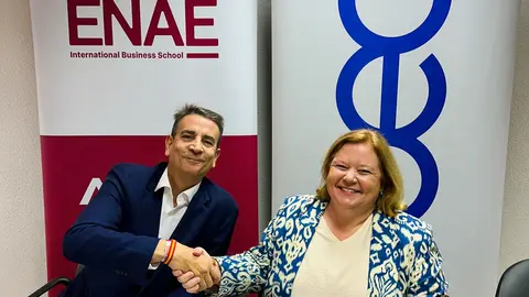 Miguel L&oacute;pez Gonz&aacute;lez de Le&oacute;n, director general de ENAE, y Ana Correa, presidenta de COEC, tras la firma del convenio de colaboraci&oacute;n.
