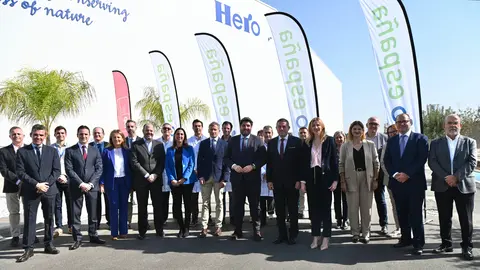 Foto de familia durante la inauguraci&oacute;n de la planta.