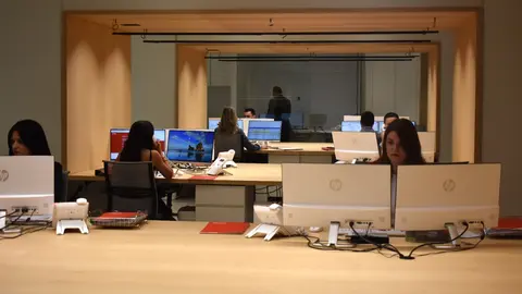 Trabajadores de Av&aacute;lam, en las instalaciones de la entidad.