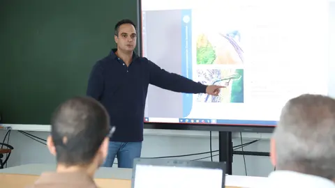Sebasti&aacute;n Guill&eacute;n explicando en el curso los diques con que cuenta la desembocadura del Segura en Guardamar.