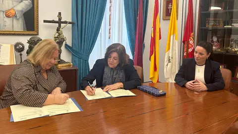 Imagen durante la firma de renovaci&oacute;n del acuerdo. (COEC)