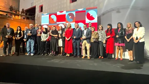 La consejera de Empresa, Marisa L&oacute;pez Arag&oacute;n, con los galardonados en los Premios Regionales de Artesan&iacute;a. (CARM)