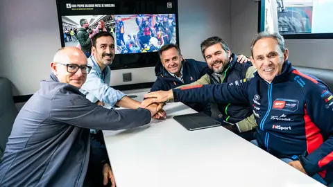 Javier Tom&aacute;s e Iv&aacute;n Abad (Grupo MT), Manuel Avi&ntilde;&oacute; (RFEDA), Joaqu&iacute;n Dur&aacute;n (Solidaridad Sobre Ruedas) y Teo Mart&iacute;n (MT Helmets-MSi) formalizan el acuerdo en el Circuit de Barcelona-Catalunya. (MT Helmets)
