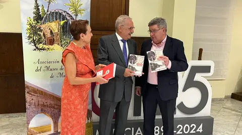 Mar&iacute;a Jos&eacute; G&oacute;mez, Juan Antonio Mart&iacute;nez y Jos&eacute; Daniel Mart&iacute;n en el acto de presentaci&oacute;n. (C&aacute;mara de Comercio de Murcia)