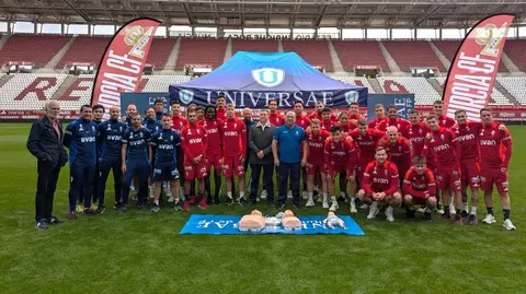 Imagen de familia durante el curso en primeros auxilios que ha impartido Universae a jugadores e integrantes del cuerpo t&eacute;cnico del Real Murcia. (Universae)