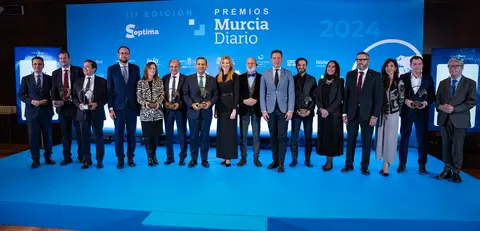 Imagen de familia con los galardonados en los Premios Murcia Diario.