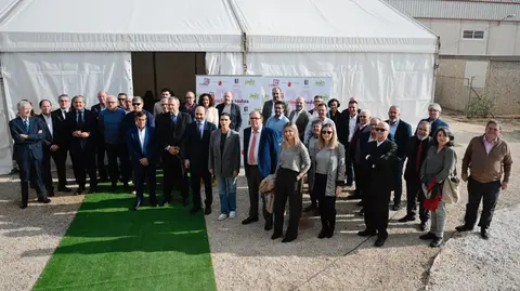 Imagen de familia durante el acto conmemorativo del XXX aniversario del Centro Tecnol&oacute;gico del Pl&aacute;stico y el Calzado (Cetec). (CARM)