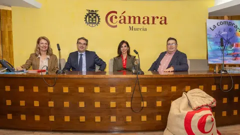 Un momento del sorteo de la Compra-Reloj 2024. (C&aacute;mara de Murcia)