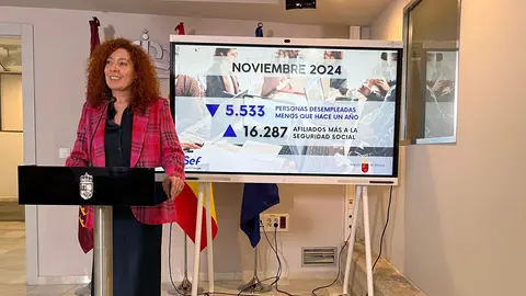 La directora general del SEF, Pilar Valero, durante la rueda de prensa de este martes. (CARM)