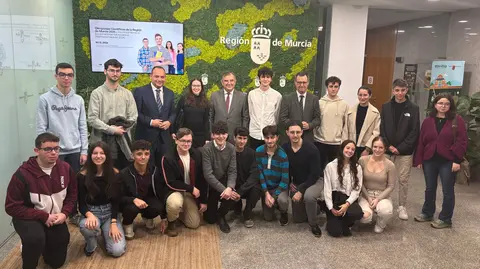 El consejero de Universidades, Juan Mar&iacute;a V&aacute;zquez, junto a parte de los 24 alumnos de la Regi&oacute;n que este a&ntilde;o han obtenido medalla, diploma o menci&oacute;n de honor en las fases nacionales e internacionales de las Olimpiadas de F&iacute;sica, Matem&aacute;ticas, Biolog&iacute;a, Inform&aacute;tica, Telecomunicaciones, Qu&iacute;mica y Filosof&iacute;a. (CARM)