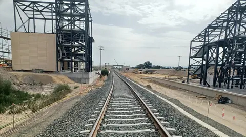 Imagen de una v&iacute;a en el tramo Murcia - Almer&iacute;a. (Ministerio de Transportes)