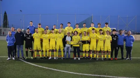 Imagen del equipo con el patrocinio en las camisetas. (Comp&aacute;s Comunicaci&oacute;n)