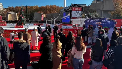Javier Fern&aacute;ndez celebra una experiencia exclusiva para amigos de la marca El Pozo en la pista de hielo. (El Pozo)