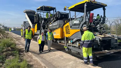 El director general de Carreteras, Francisco Carrillo, durante su visita a las obras de la carretera regional RM-D14, que discurre por el municipio de &Aacute;guilas. (CARM)