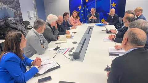A la izquierda, la consejera Sara Rubira, durante el encuentro con el Comisario Europeo de Pesca y Oc&eacute;anos, Costas Kadis. (CARM)