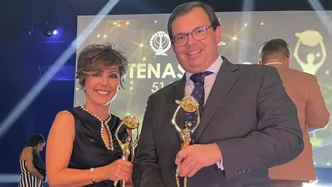 El director general de Aquadeus, Adri&aacute;n Perez, recibe el galard&oacute;n de manos de la periodista, presentadora de televisi&oacute;n y escritora espa&ntilde;ola Sonsoles &Oacute;nega. (Grupo Fuertes)
