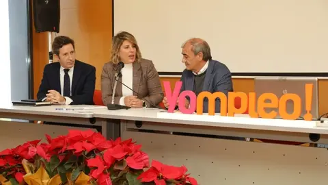 La alcaldesa de Cartagena, Noelia Arroyo, inaugura el nuevo punto de atenci&oacute;n centrado en la econom&iacute;a social, acompa&ntilde;ada del presidente de Ucomur, Juan Antonio Pedre&ntilde;o. (Ayuntamiento de Cartagena)