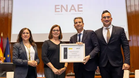 Miguel L&oacute;pez, director general de ENAE, y Pedro L&oacute;pez, responsable de RSC, recogen el Premio SFS Nacional. (ENAE Business School)