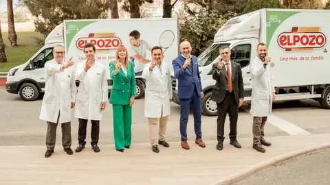 Imagen de familia de la alianza entre El Pozo y DFM Rent a Car. (Grupo Fuertes)