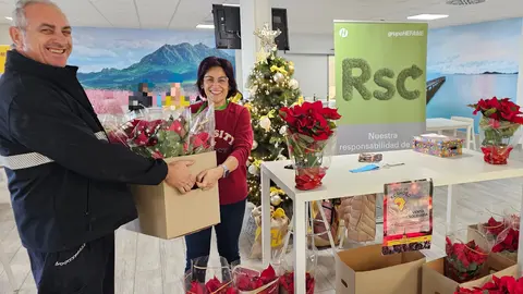 Imagen durante la visita de la Asociaci&oacute;n Ni&ntilde;os de Korhogo a la sede social de Hefame en Santomera. (Hefame)