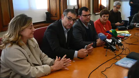 El rector, Jos&eacute; Luj&aacute;n, junto a la decana de Derecho, Francisca Ferrando, el decano de Letras, Jos&eacute; Antonio Molina, y la vicerrectora de Infaestructuras, Bel&eacute;n L&oacute;pez. (UMU)