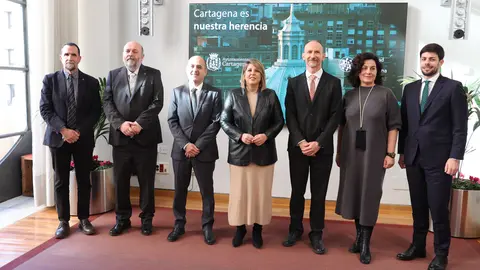 Foto de familia durante la presentaci&oacute;n de las iniciativas. (UPCT)