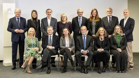 Miembros del Comit&eacute; Consultivo de CaixaBank con Javier Pano, director financiero, y Marta Nogu&eacute;, directora de Relaci&oacute;n con Inversores y Accionistas. (Jordi Play/CaixaBank)